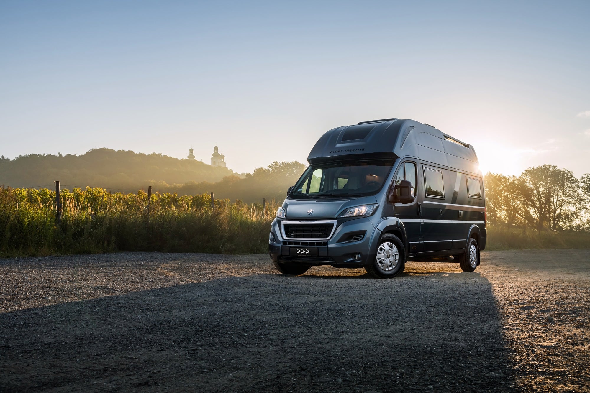 Le Globe-Traveller Falcon réinvente le confort à deux en van aménagé – Le  Monde du Camping-Car