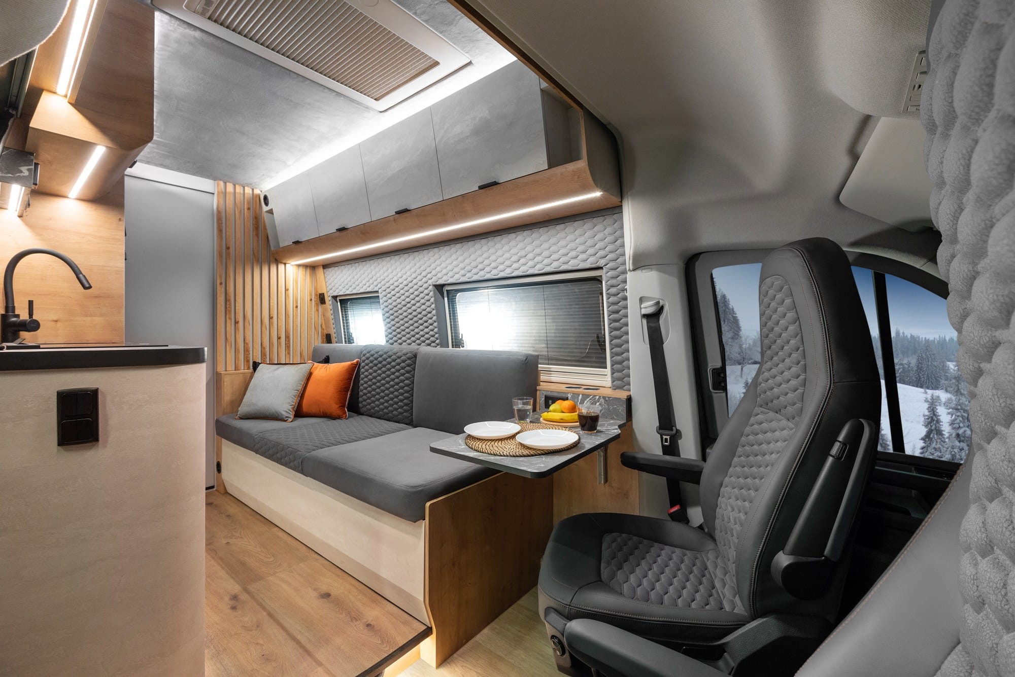 Le Globe-Traveller Falcon réinvente le confort à deux en van aménagé – Le  Monde du Camping-Car