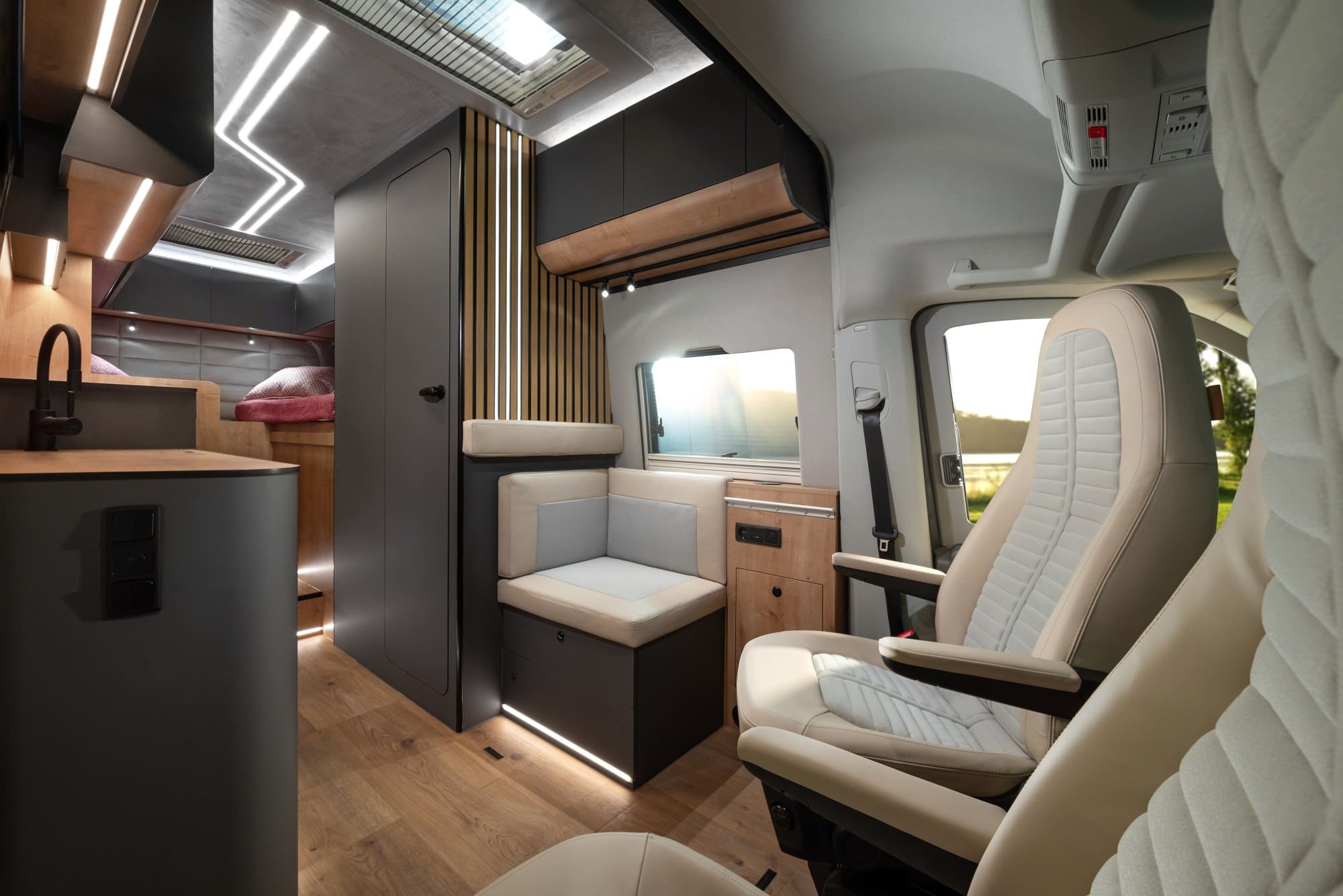 Globe-Traveller Falcon - Interior