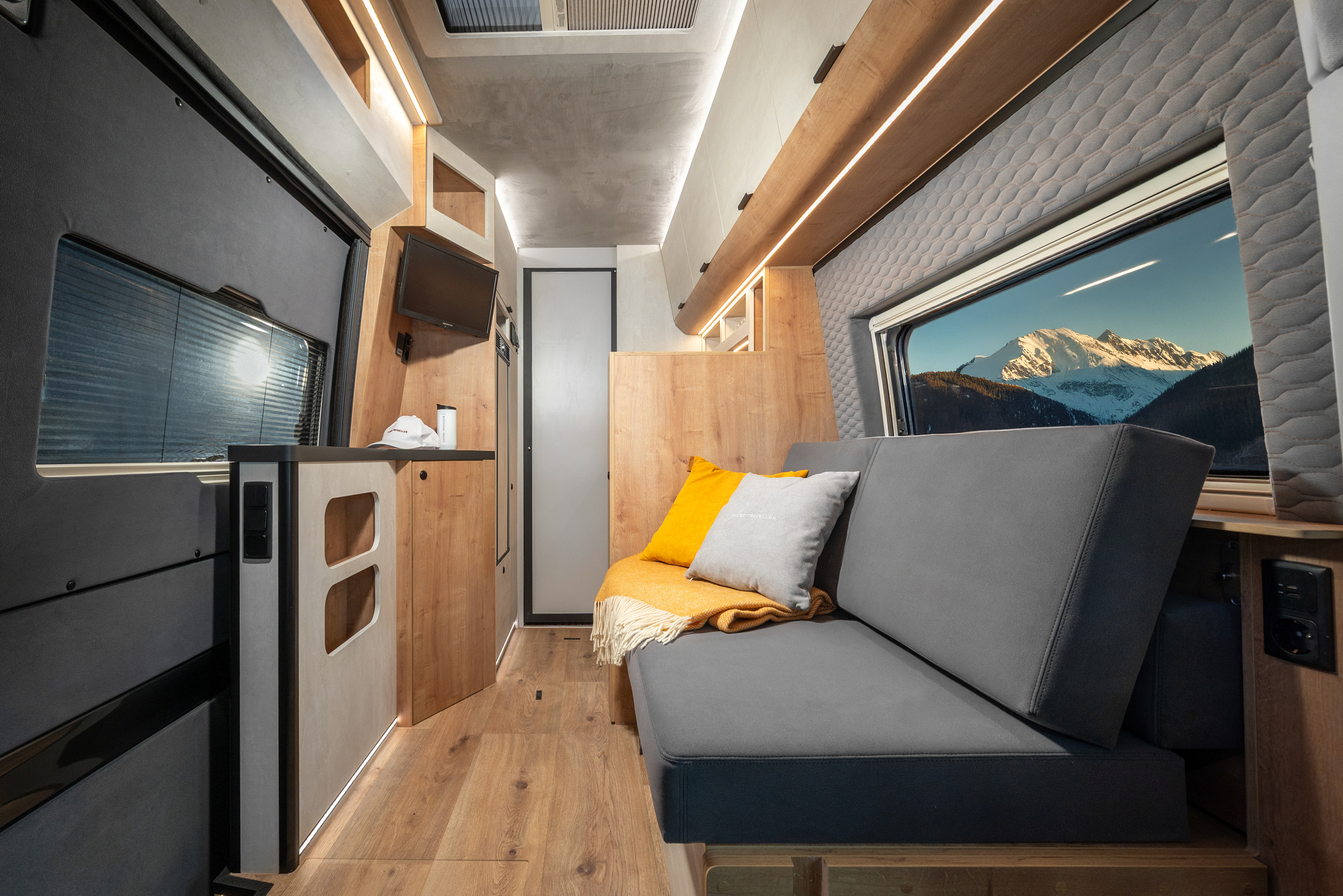 Globe-Traveller Falcon - Interior