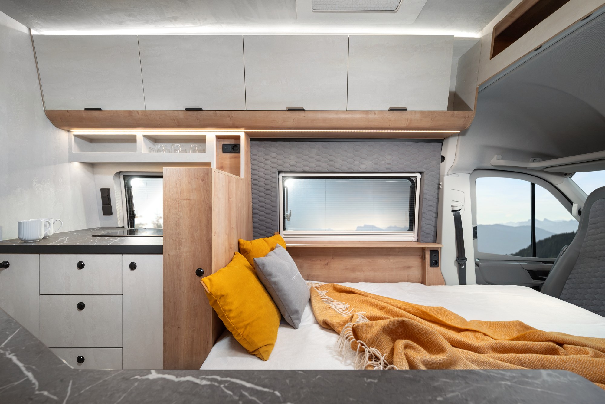 Globe-Traveller Falcon - Interior